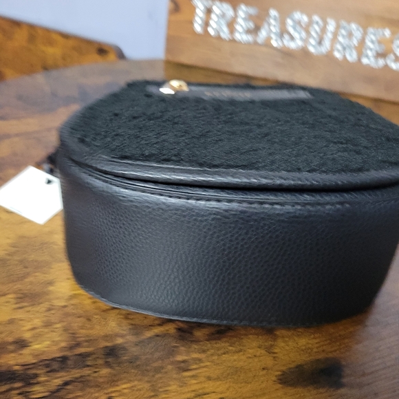 NWT Kedzie black plush veagan leather/faux shearling crossbod - Picture 5 of 15
